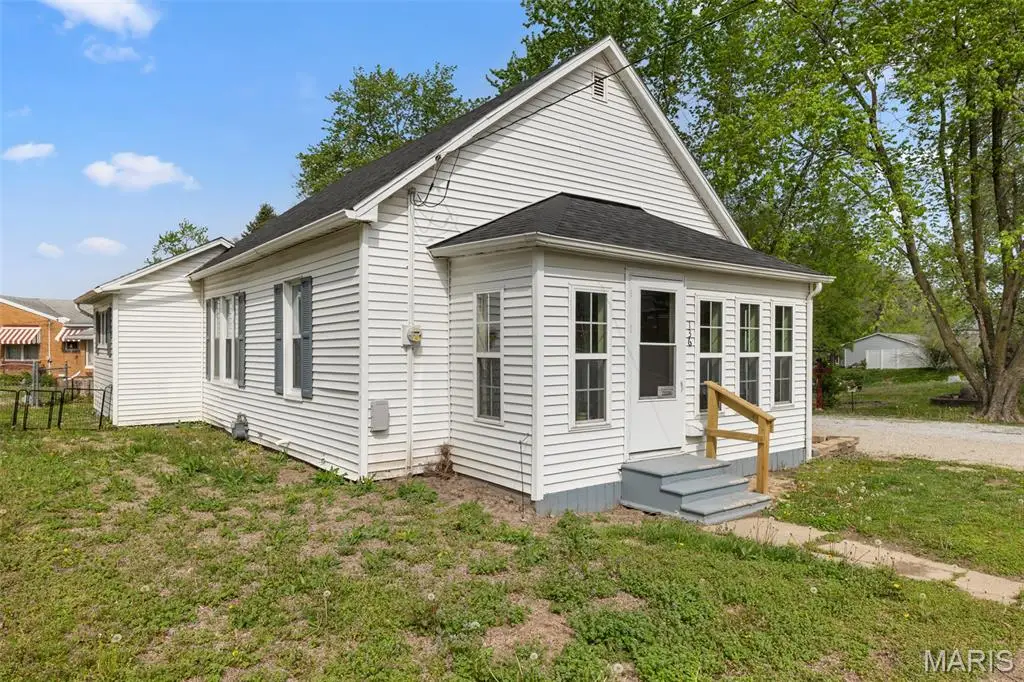136 N Hamilton Street, Hillsboro, IL 62049 - #1