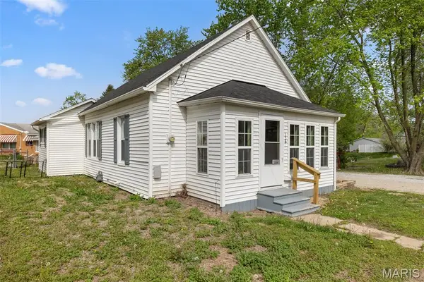 136 N Hamilton Street, Hillsboro, IL 62049