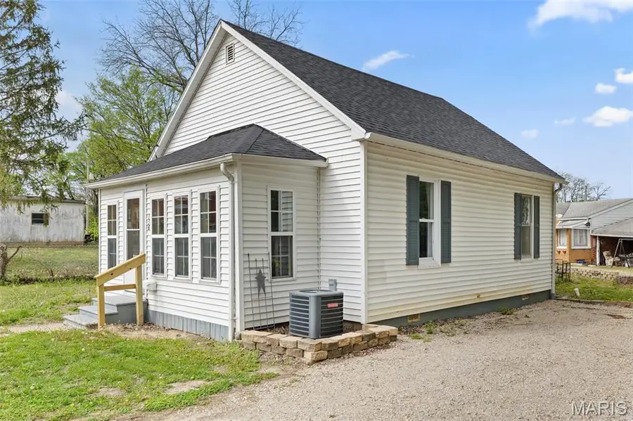 136 N Hamilton Street, Hillsboro, IL 62049 - #3