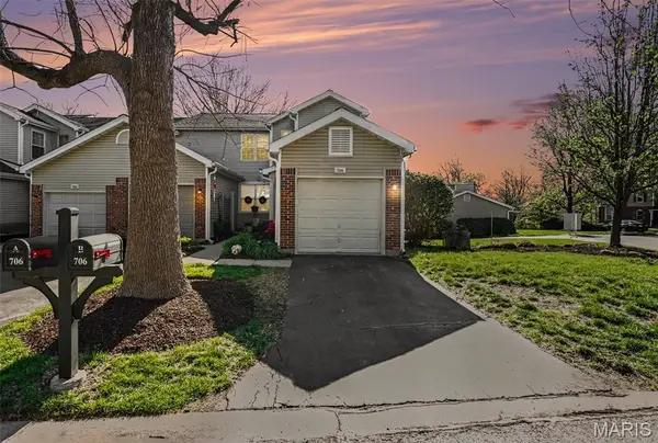 706 Woodside Trails Drive #B, Ballwin, MO 63021