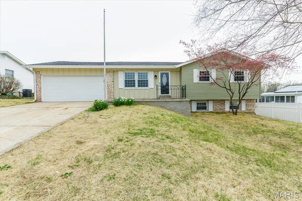 908 Crescent Drive, Saint Charles, MO 63301 - #1