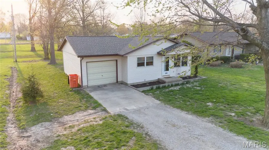 218 N Adams Street, Vandalia, IL 62471 - #2