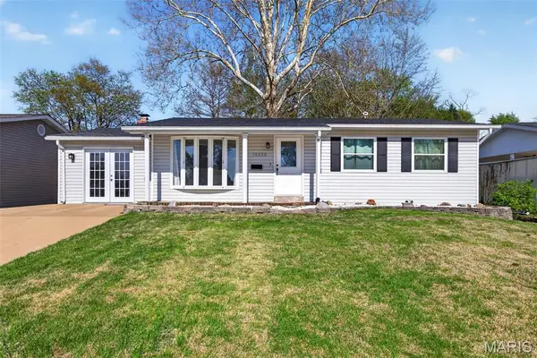 12030 Bennington Place, Maryland Heights, MO 63043