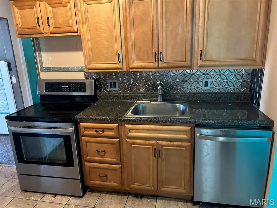 451 Hamilton Avenue, Wood River, IL 62095 - #2