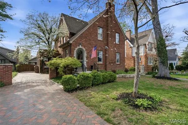 121 Parkland Avenue, Glendale, MO 63122