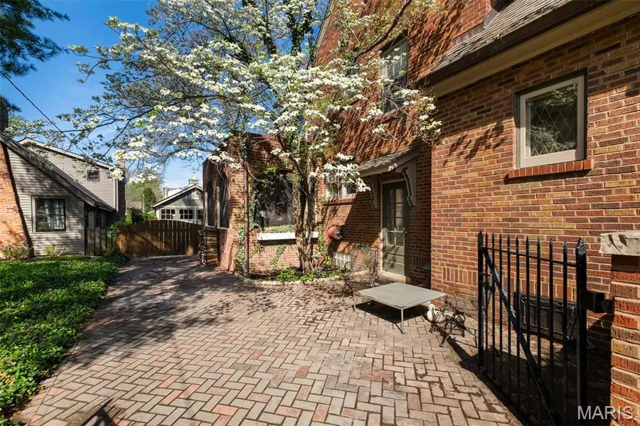 121 Parkland Avenue, Glendale, MO 63122 - #3