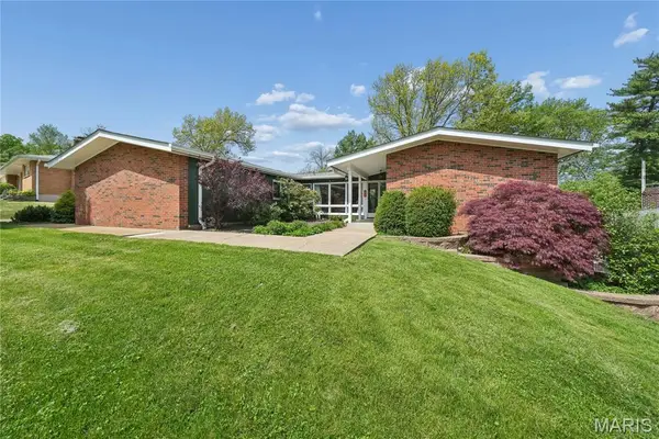 2417 Sunnybrook Drive, St Louis, MO 63114