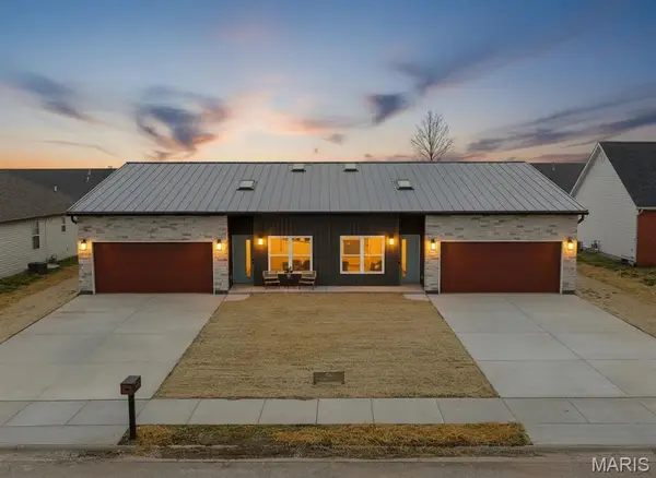 160B Field Crossing Dr, Highland, IL 62249