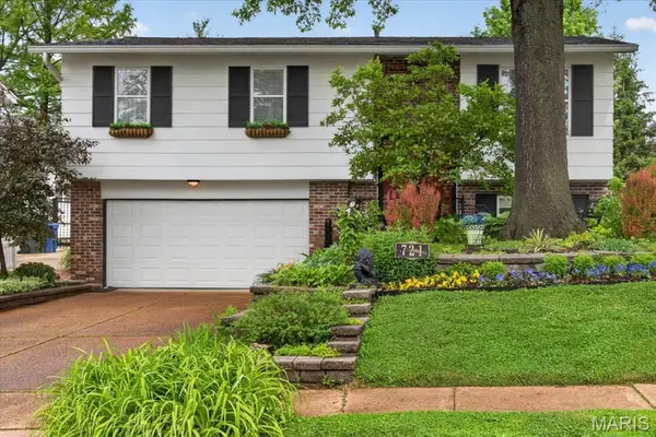 721 Oakway Place, Glendale, MO 63122