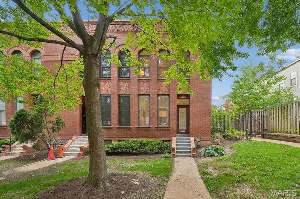 10 Manhattan Mews, St Louis, MO 63108