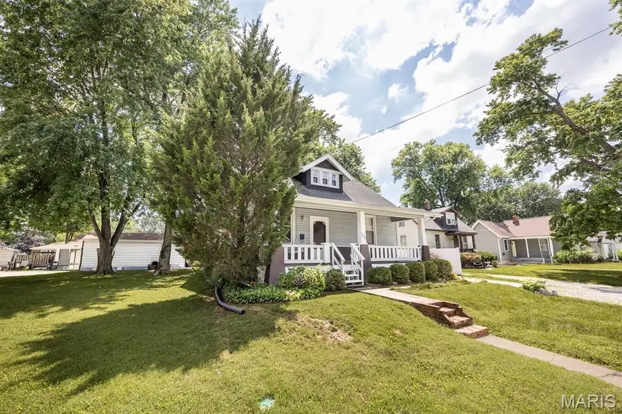 102 S 35th Street S, Belleville, IL 62226 - #2