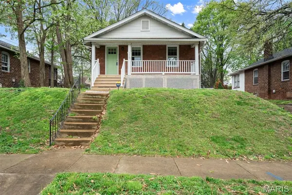 7420 Richmond Place, Maplewood, MO 63143