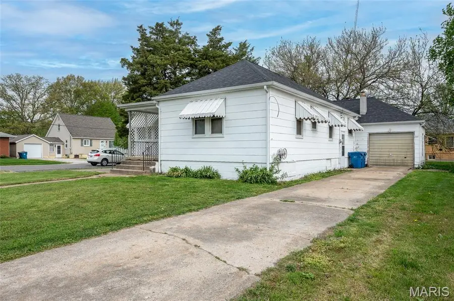 110 W 4t St, Saint Jacob, IL 62281 - #2