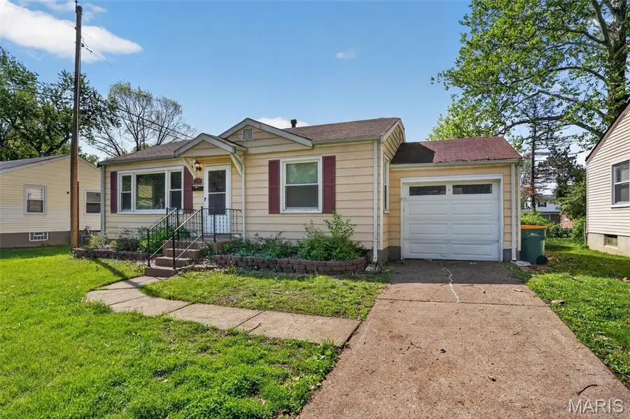 1124 Grenshaw Drive, Saint Louis, MO 63137 - #2