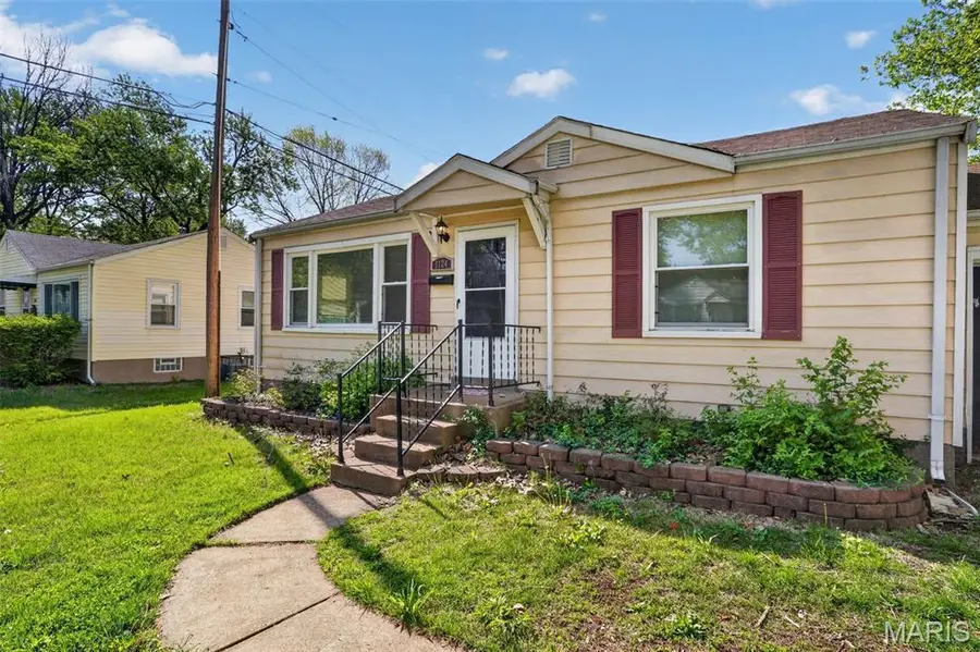 1124 Grenshaw Drive, Saint Louis, MO 63137 - #3