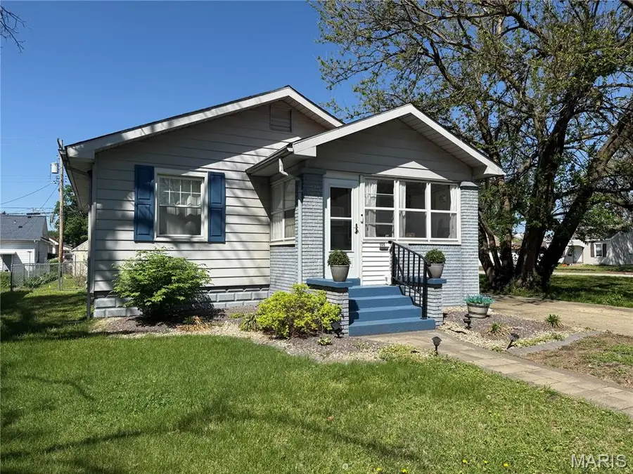 566 Hamilton Avenue, Wood River, IL 62095 - #2