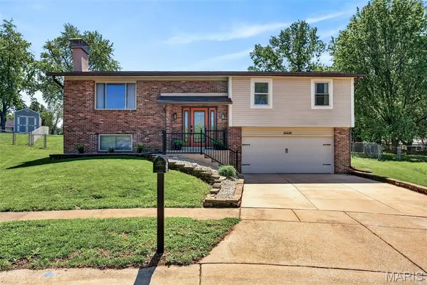 12538 Parkway Acres Court, Maryland Heights, MO 63043