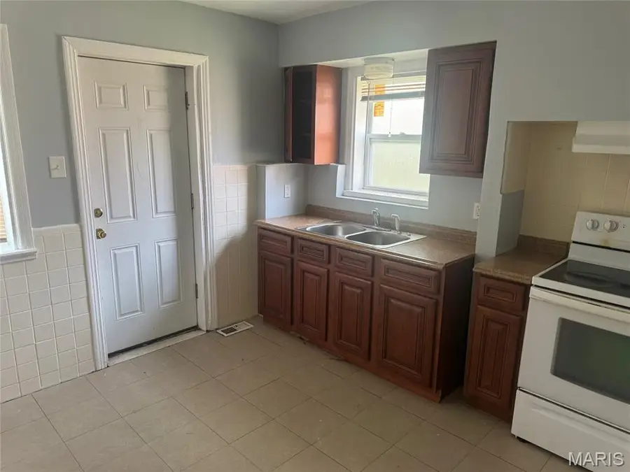 37 Lee Avenue, Ferguson, MO 63135 - #2