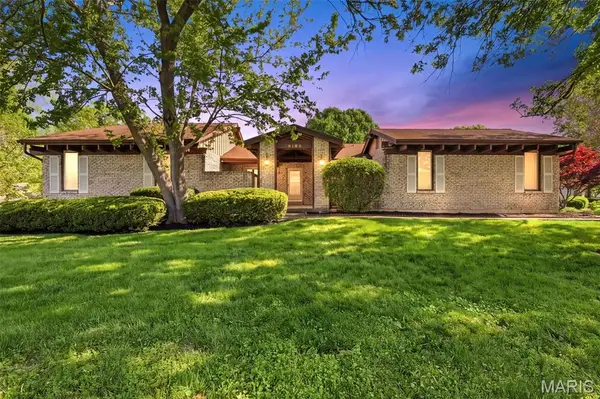 16083 Meadow Oak Drive, Chesterfield, MO 63017