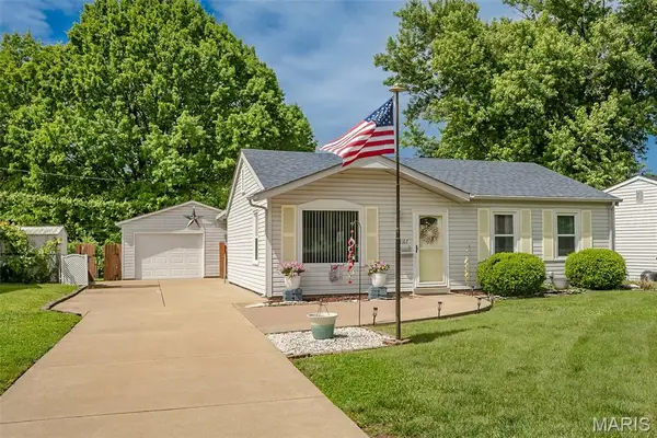 12167 Parkwood Place, Maryland Heights, MO 63043