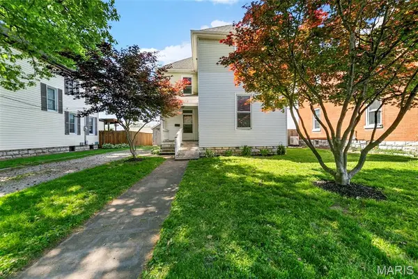 1009 S 4th Street, St Charles, MO 63301