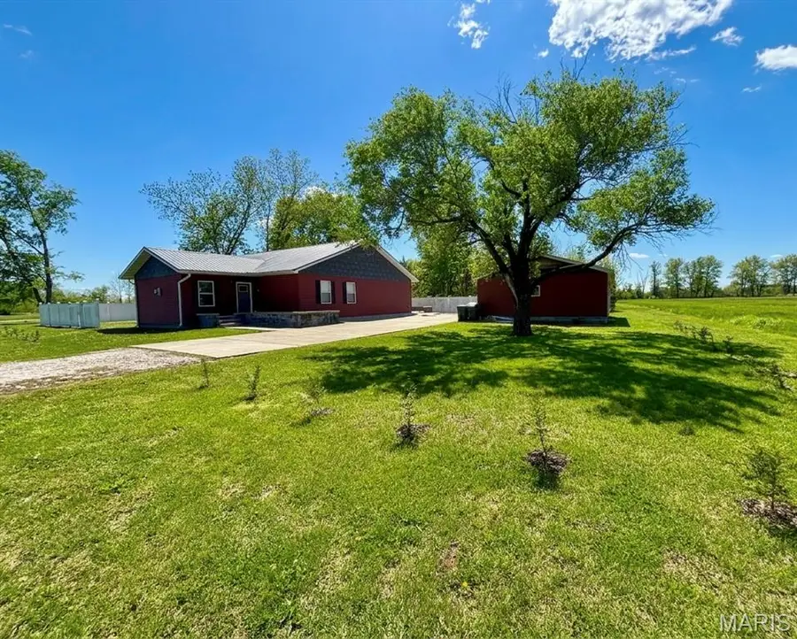 310 E Texas Avenue, Sandoval, IL 62882 - #2