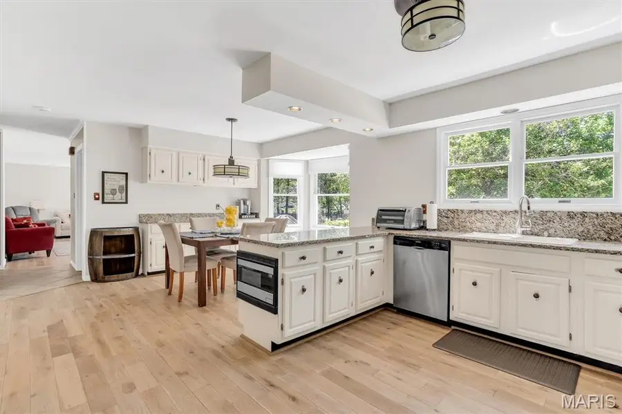 15940 Woodlet Way Court, Chesterfield, MO 63017 - #3