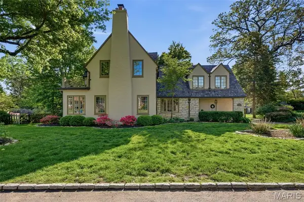 36 Algonquin Wood Place, Glendale, MO 63122