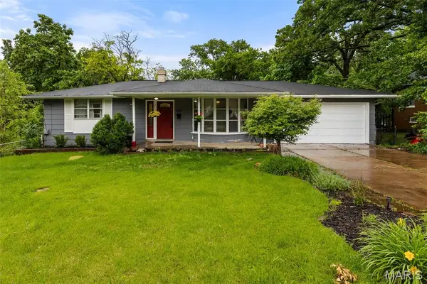 405 Oak Tree Drive, Webster Groves, MO 63119
