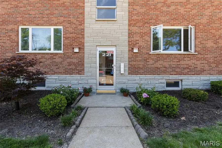 221 Monclay Court #2N, Saint Louis, MO 63122 - #3