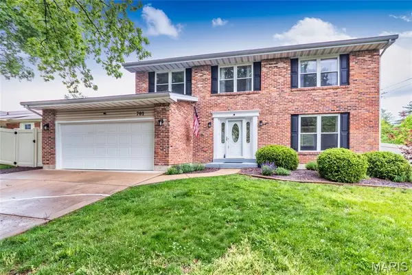 701 Oak Run Lane, Ballwin, MO 63021