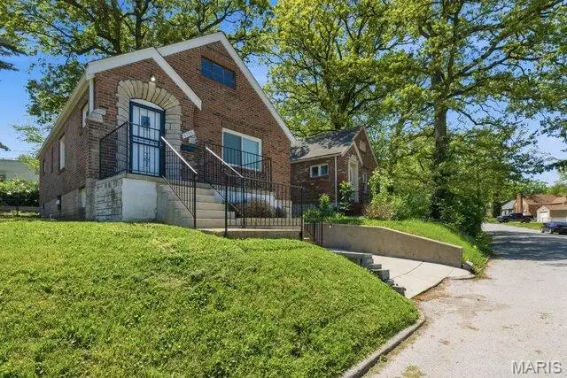 6758 Kenwood Drive, Saint Louis, MO 63121 - #2