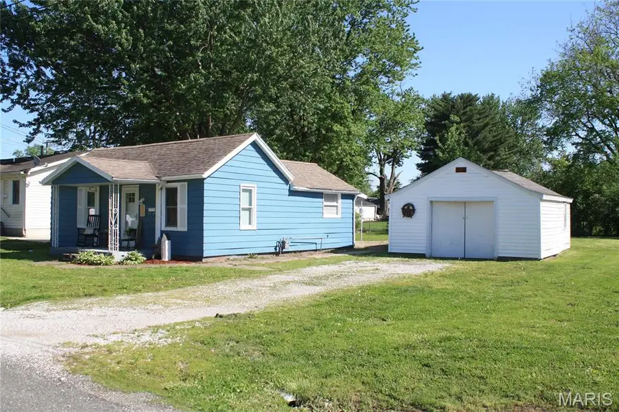 1006 W Pine Street, Jerseyville, IL 62052 - #2