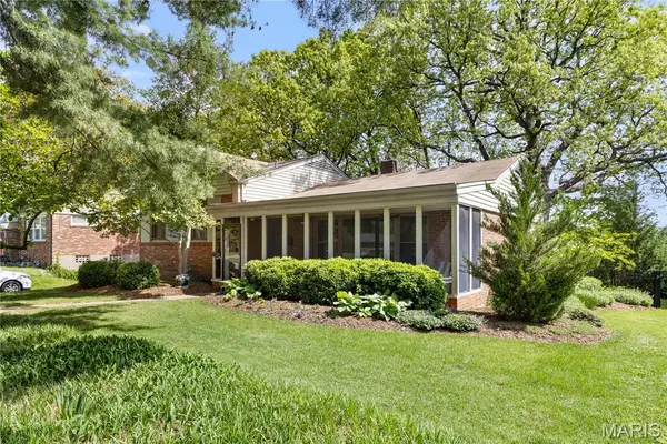 1140 E Parkedge Lane, University City, MO 63130