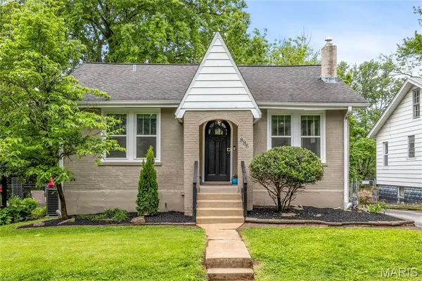 886 Warwick Lane, Glendale, MO 63122