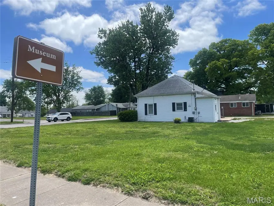 105 N Donk Avenue, Maryville, IL 62062 - #2
