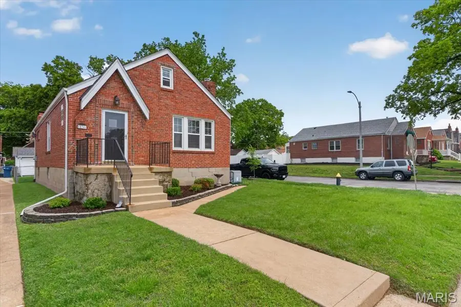 5701 Pernod Avenue, Saint Louis, MO 63139 - #2