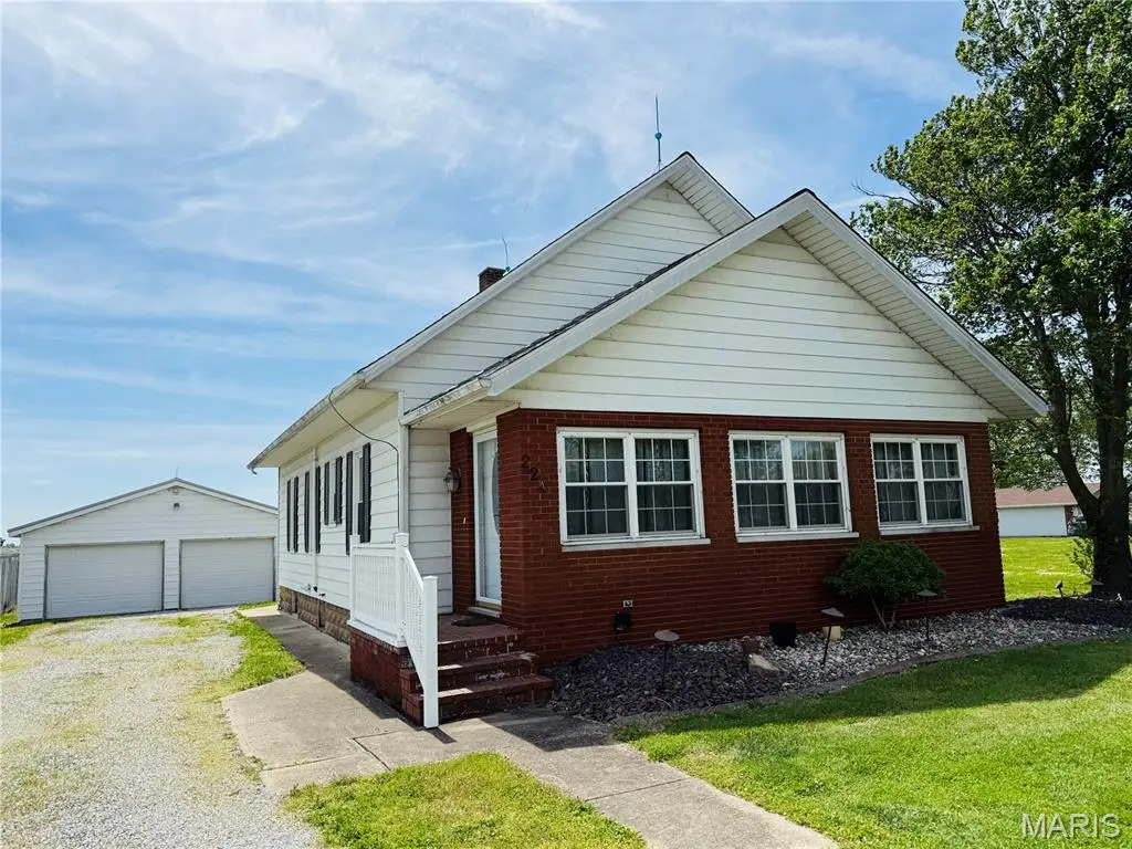 224 W Saint Louis Street, Hoyleton, IL 62803 - #1