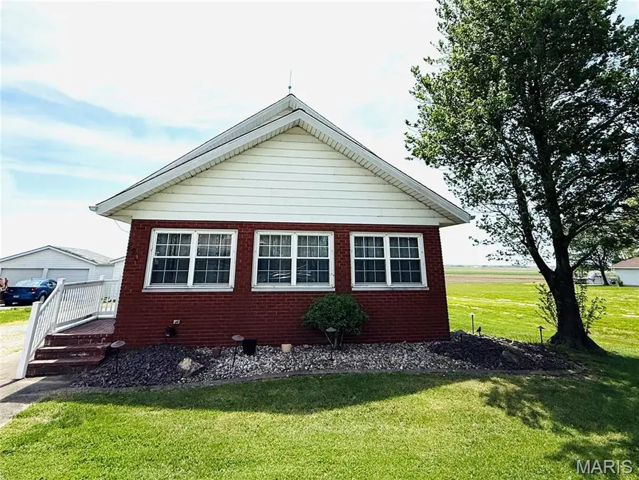 224 W Saint Louis Street, Hoyleton, IL 62803 - #2