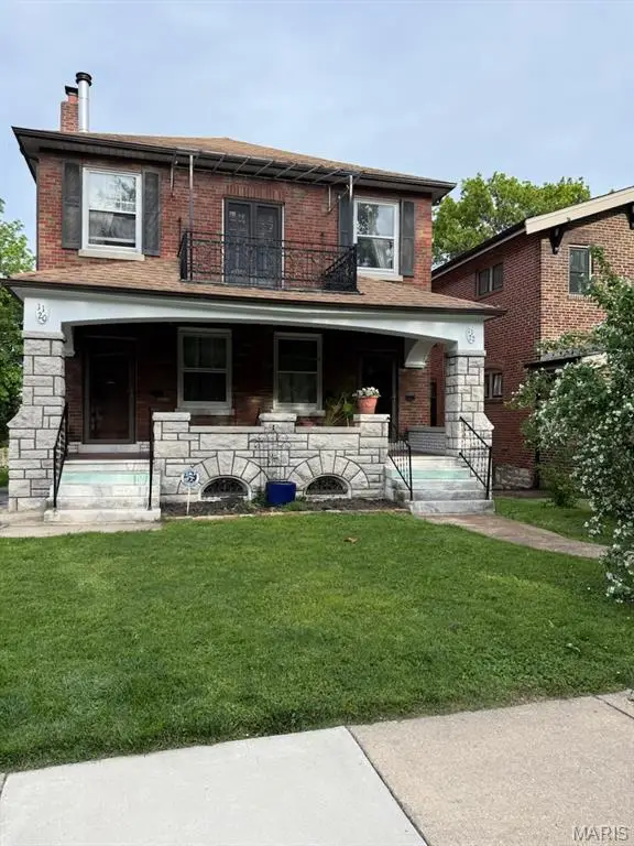 1120 Moorlands Drive, Maplewood, MO 63117