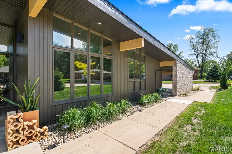 605 Dolphin Drive W, Highland, IL 62249 - #3