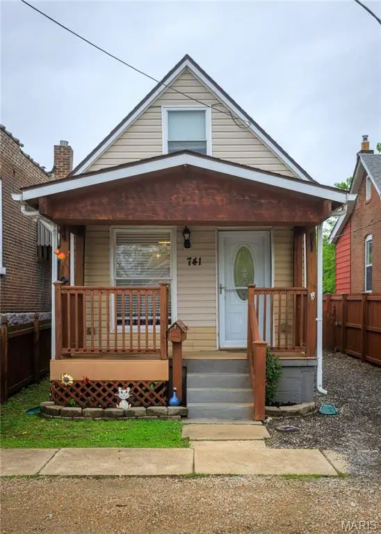 741 Regina Avenue, St Louis, MO 63125