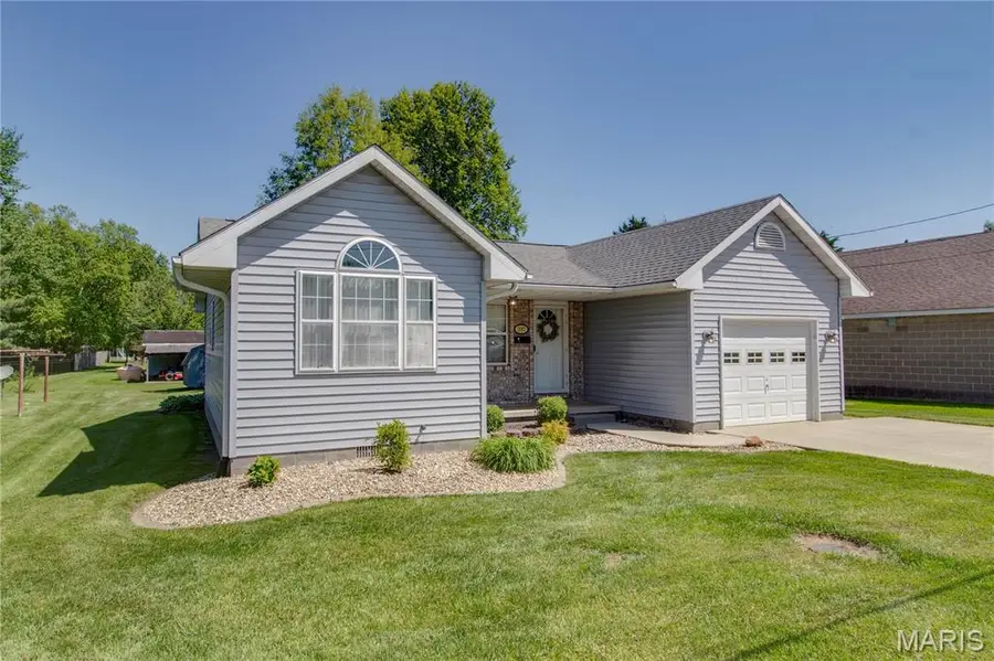 1007 W Hickory Street, Jerseyville, IL 62052 - #2
