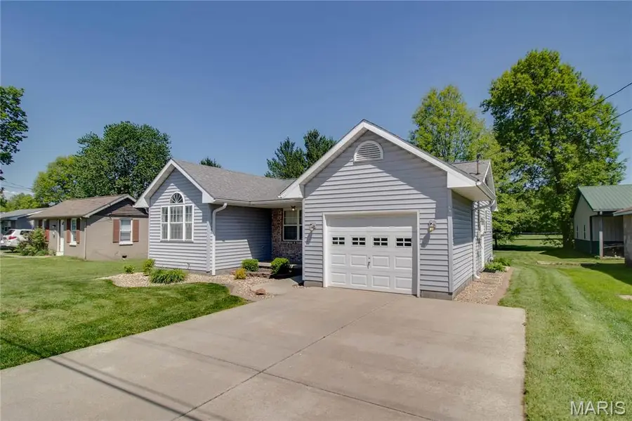 1007 W Hickory Street, Jerseyville, IL 62052 - #3