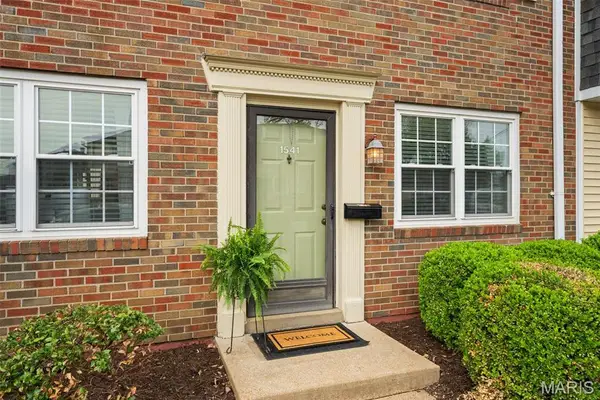 1541 E Swan Circle, Brentwood, MO 63144