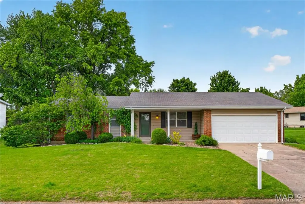4 Glenview Drive, Saint Charles, MO 63304 - #1