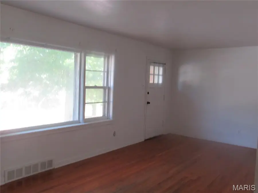 4409 Colonial Avenue, Saint Louis, MO 63121 - #2