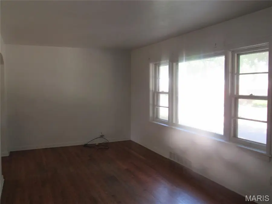 4409 Colonial Avenue, Saint Louis, MO 63121 - #3