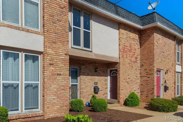 1129 Rue La Ville #1129, Creve Coeur, MO 63141