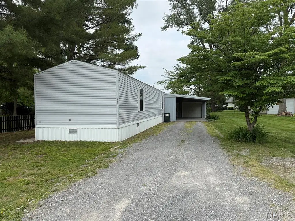 940 E 1st Street, Beckemeyer, IL 62219 - #1